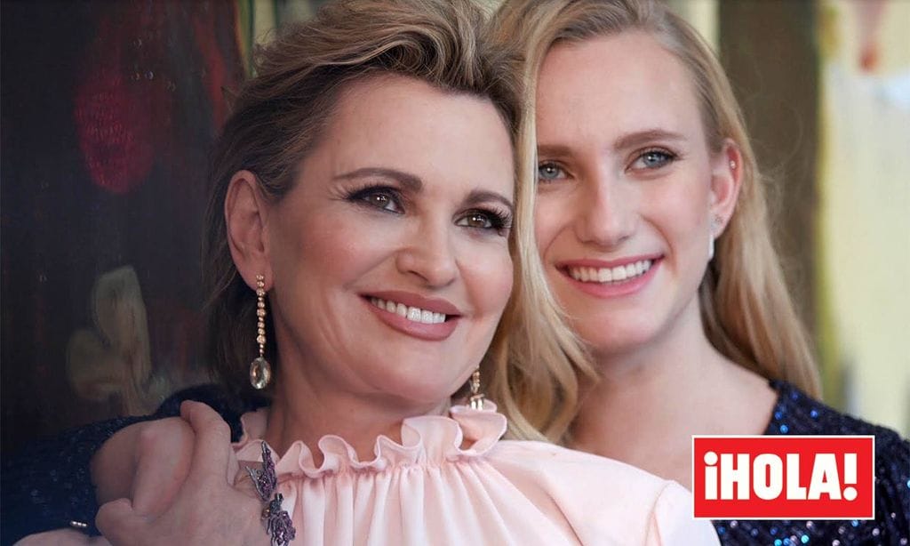 Ainhoa Arteta posa por primera vez con su hija en sus primeras Navidades casada con Matías Urrea