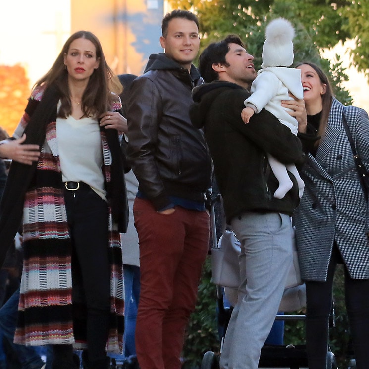 Eva González y Cayetano Rivera, juntos con su hijo en la cabalgata de Reyes