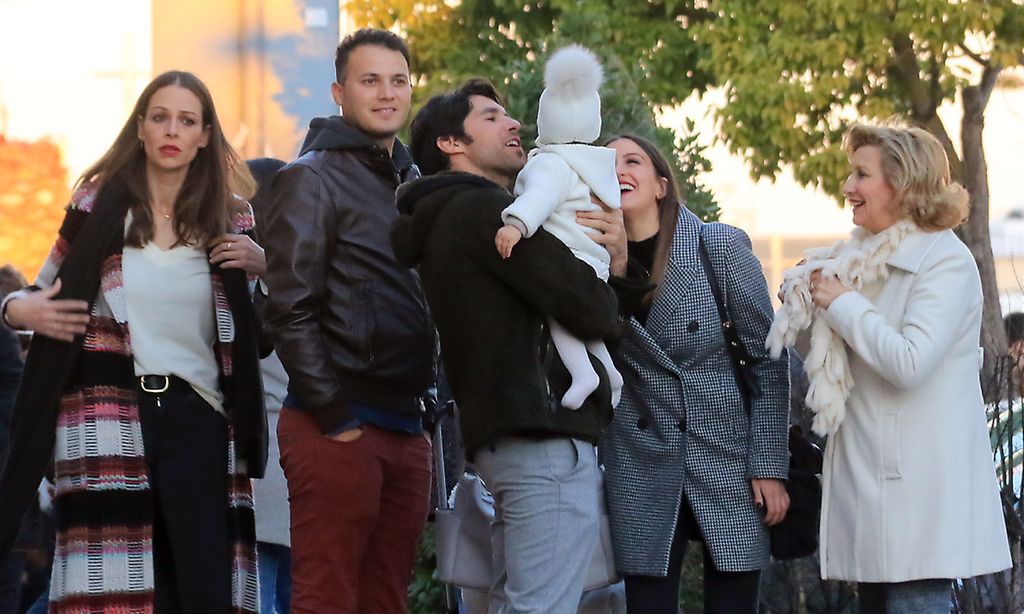 Eva González y Cayetano Rivera, juntos con su hijo en la cabalgata de Reyes