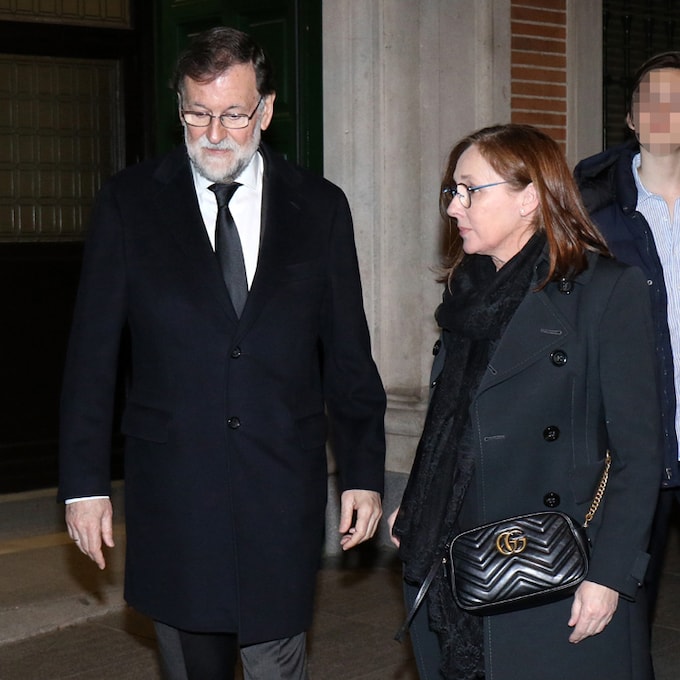 Mariano Rajoy, arropado por numerosos compañeros de partido en el funeral de su hermana