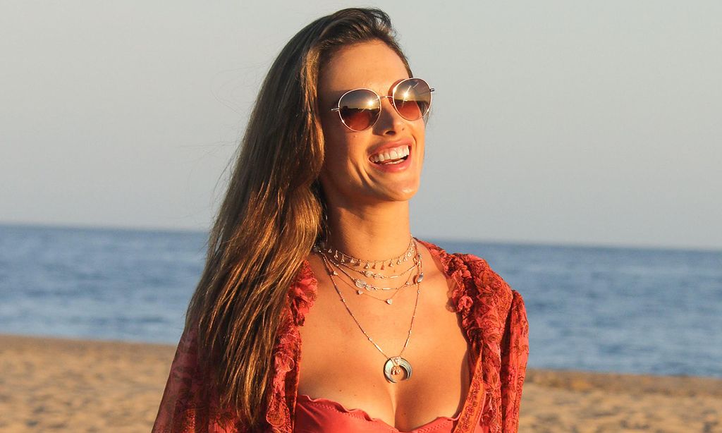 Alessandra Ambrosio nos da la envidia veraniega con su cuerpazo en pleno invierno