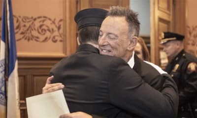 Bruce Springsteen asiste emocionado al juramento de su hijo Sam como bombero