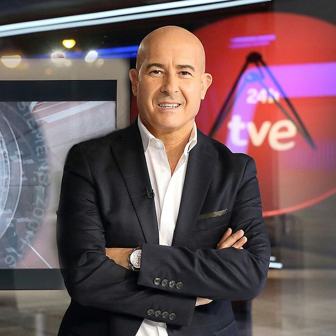 En ¡HOLA!, Andrés Pajares elige a Moisés Rodríguez, presentador del Canal 24 Horas, como 'padrino' de boda