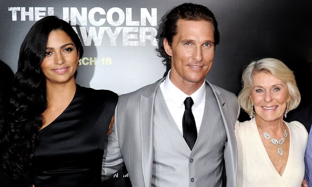 La madre de Matthew McConaughey, de 88 años, y el padre Hugh Grant, de 91, ¡van a tener una cita!