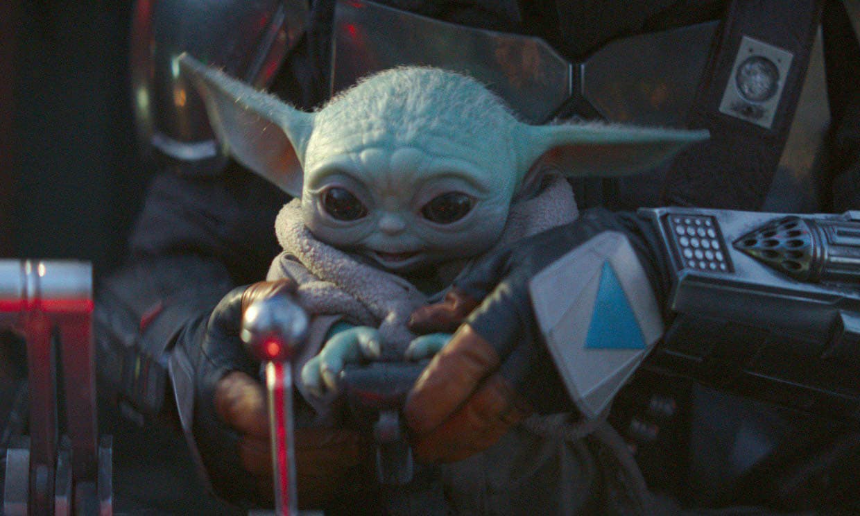 La foto más tierna de George Lucas sujetando en brazos a Baby Yoda