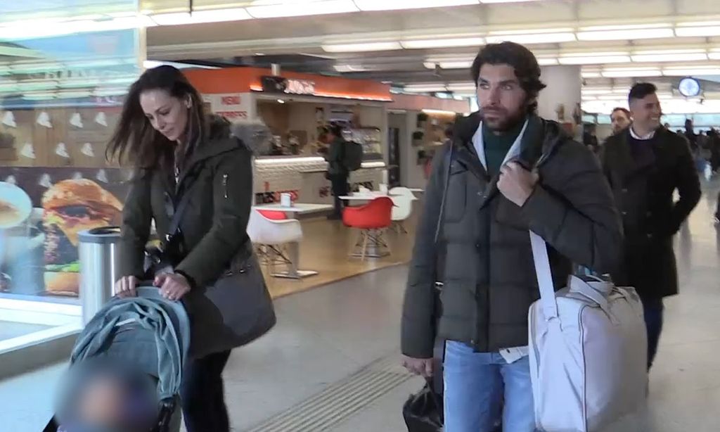 Eva González, Cayetano Rivera y su hermano Kiko, improvisado encuentro familiar en el AVE
