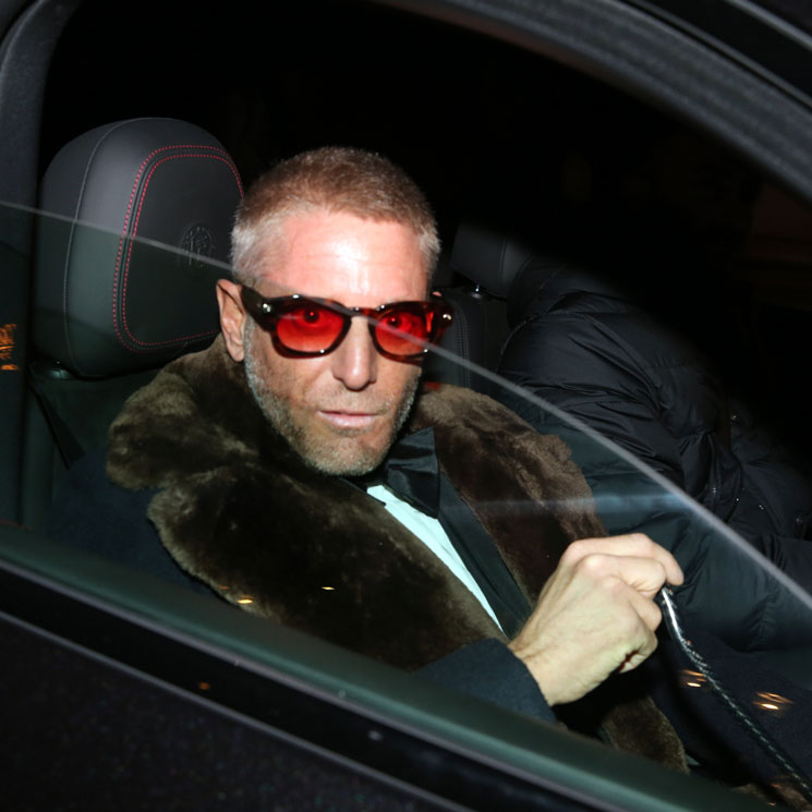 Lapo Elkann acude a la boda de Stavros Niarchos tras el accidente que le mantiene en silla de ruedas