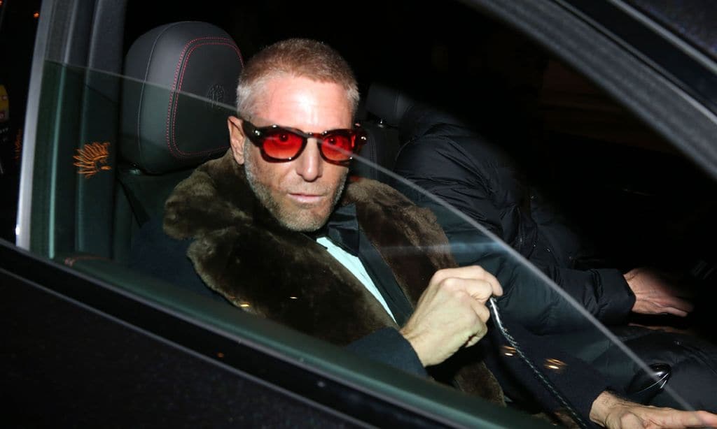 Lapo Elkann acude a la boda de Stavros Niarchos tras el accidente que le mantiene en silla de ruedas