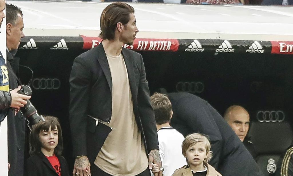 Sergio Ramos, con sus dos mejores admiradores en el campo: sus hijos Sergio y Marco