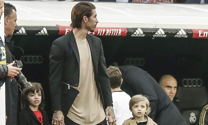 Sergio Ramos, con sus hijos Sergio y Marco en el Bernabéu