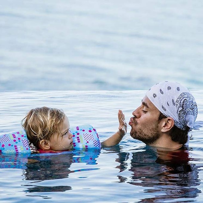 ¡Por agua y por aire! Enrique Iglesias comparte las fotos más tiernas con sus mellizos