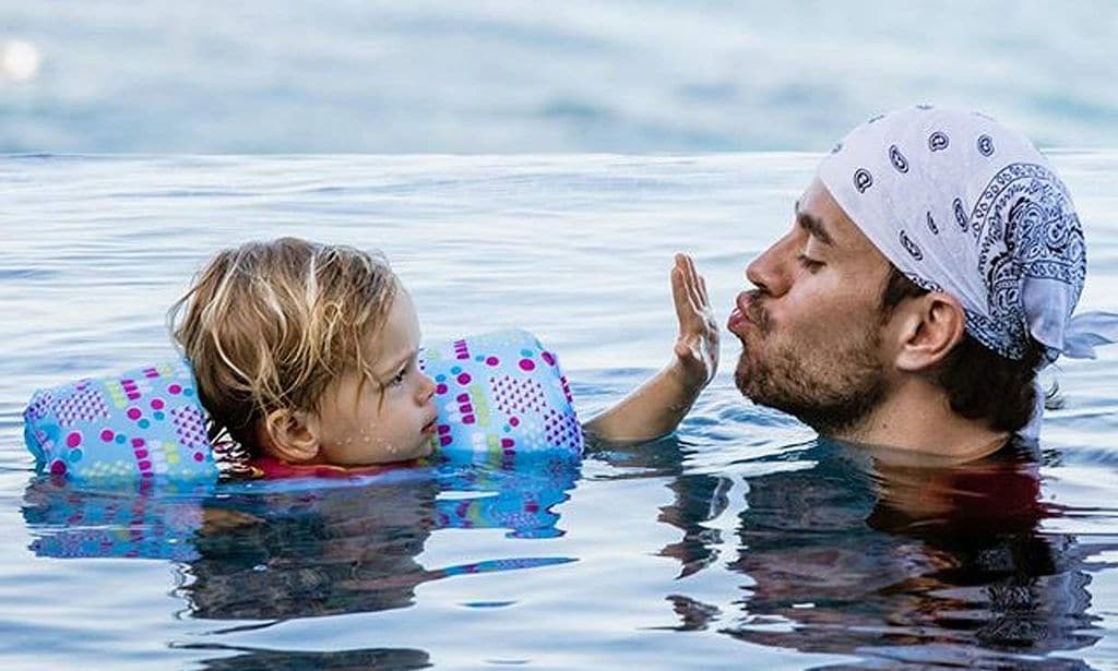 ¡Por agua y por aire! Enrique Iglesias comparte las fotos más tiernas con sus mellizos