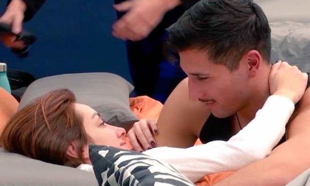 Adara y Gianmarco sellan su acercamiento con un beso