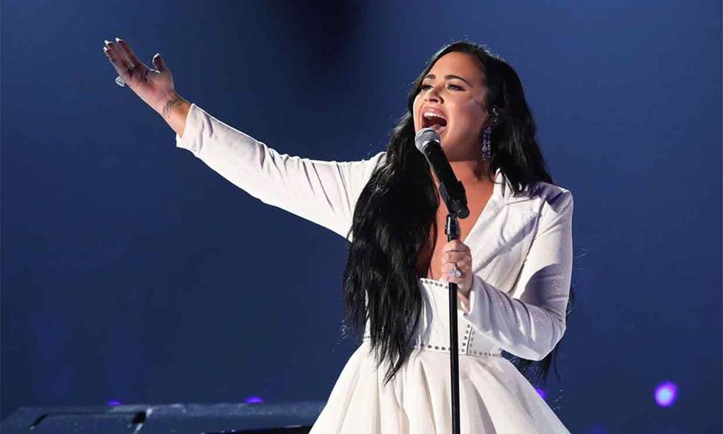 Demi Lovato regresa a los escenarios cantando el tema que compuso antes de su grave problema de salud