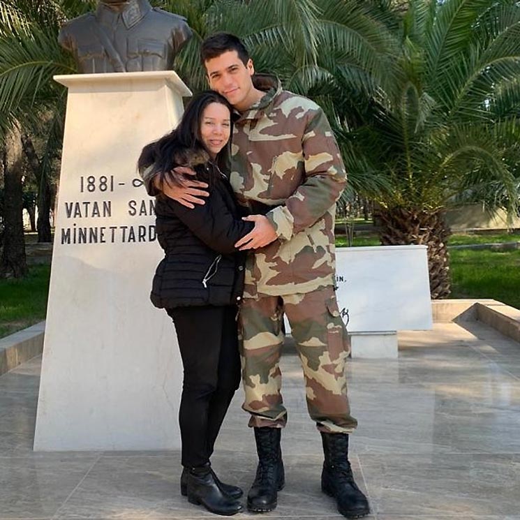 Can Yaman reaparece en una foto con su madre y arrasa de nuevo