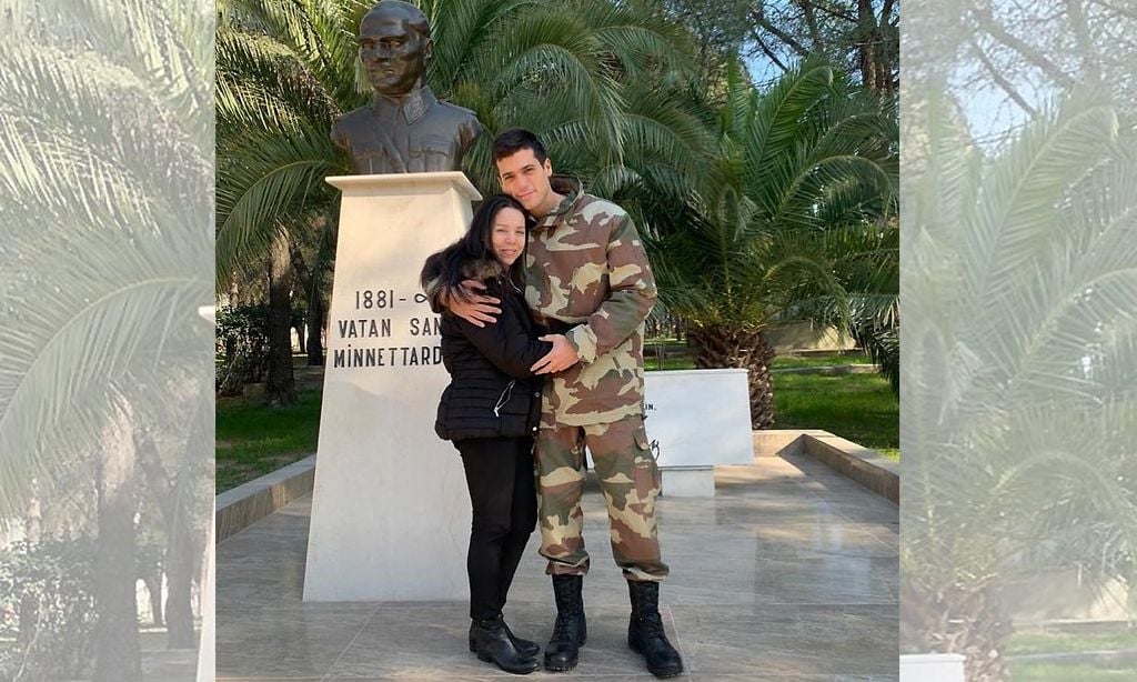 Can Yaman reaparece en una foto con su madre y arrasa de nuevo