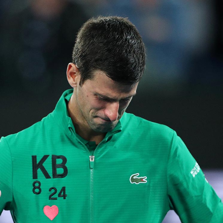 Una sudadera en su honor y un mar de lágrimas, Novak Djokovic recuerda en la pista a Kobe Bryant