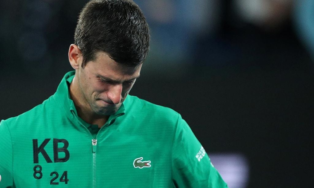 Una sudadera en su honor y un mar de lágrimas, Novak Djokovic recuerda en la pista a Kobe Bryant