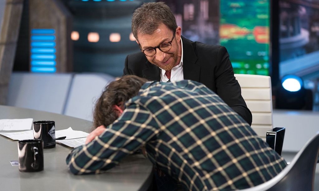 ¡Menudo susto! El periodista Jordi Évole sufre un ataque de cataplexia en directo