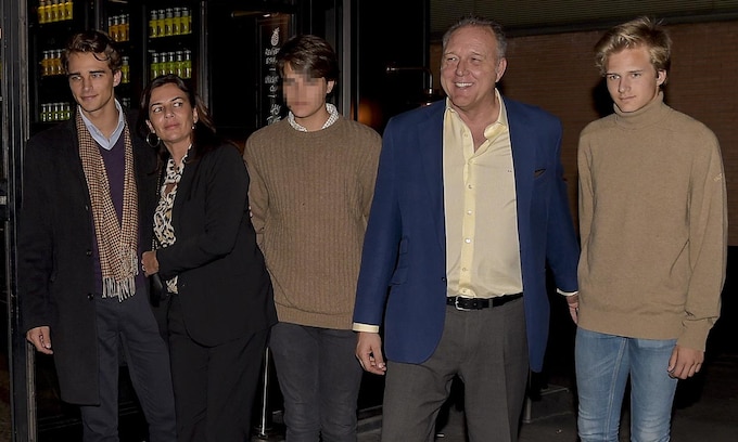 Pepe Barroso y Mónica Silva con sus tres hijos