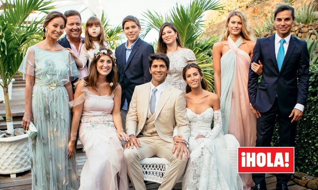 Alejandro Altaba, con su madre, Chabeli Iglesias, en la boda de Ana Boyer