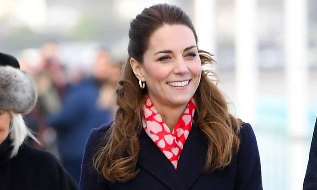 La duquesa de Cambridge 'vuelve al cole' de la mano de dos de sus profesores en su visita a Gales