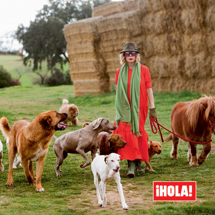 Ágatha Ruiz de la Prada posa en ¡HOLA! con sus catorce mascotas 