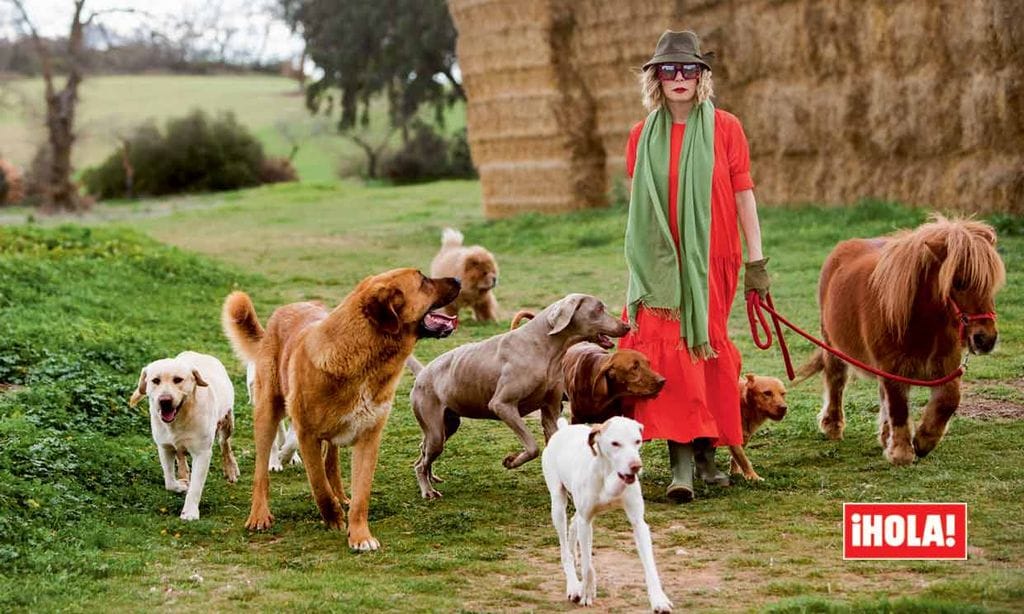 Ágatha Ruiz de la Prada posa en ¡HOLA! con sus catorce mascotas
