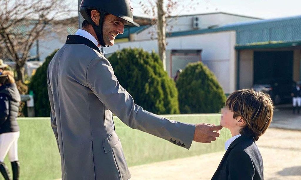 Amelia Bono presume del debut de su hijo Manu en un concurso hípico junto a su mejor mentor