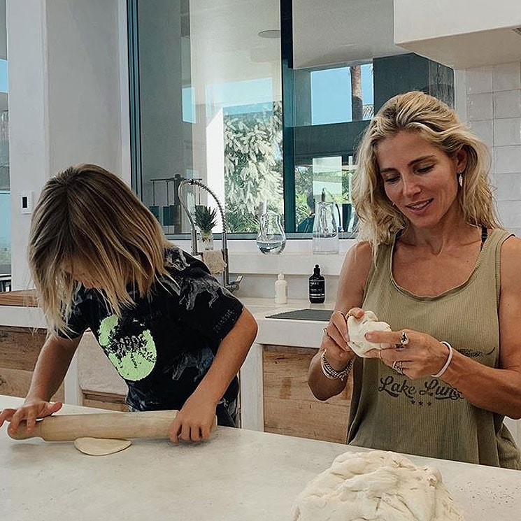 ¡Con las manos en la masa! Elsa Pataky y sus hijos se atreven con el plato estrella de la cocina italiana