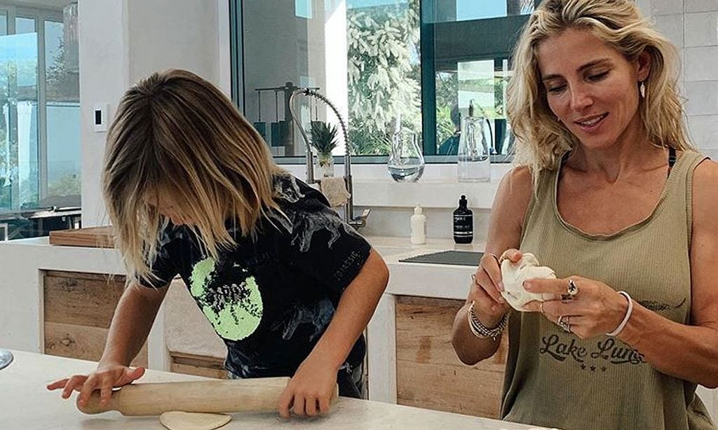 ¡Con las manos en la masa! Elsa Pataky y sus hijos se atreven con el plato estrella de la cocina italiana