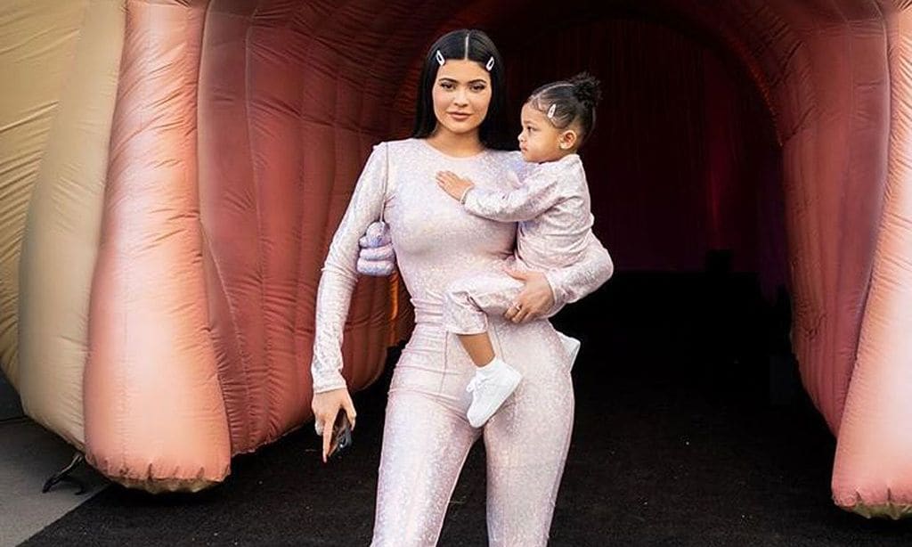 Stormi canta el éxito viral de su madre, Kylie Jenner, en un karaoke