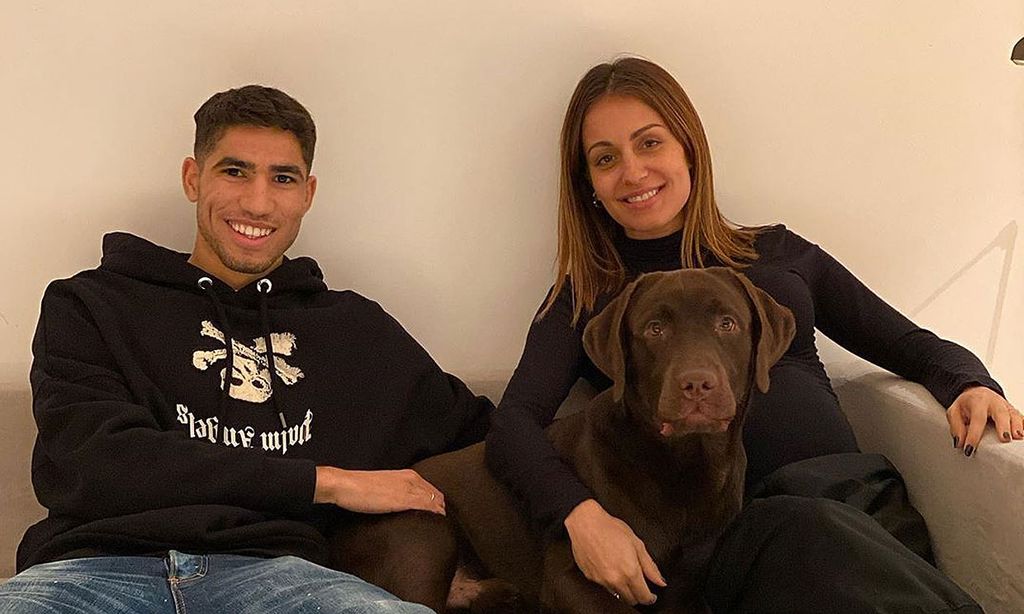 Hiba Abouk enseña la primera foto de familia 24 horas después de nacer su bebé