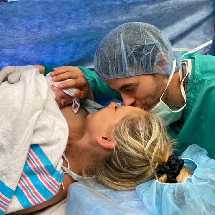 Enrique Iglesias y Anna Kournikova publican las primeras fotos con su bebé y desvelan cuando nació