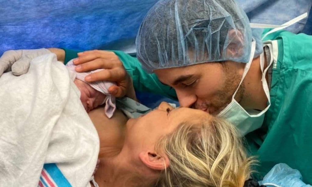 Enrique Iglesias y Anna Kournikova presentan a su bebé