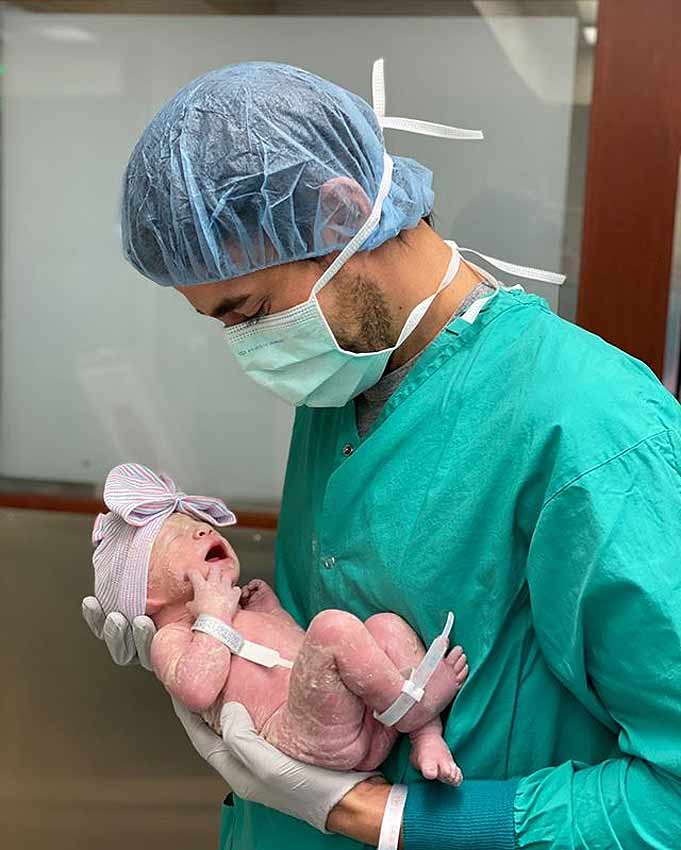 Enrique Iglesias y Anna Kournikova presentan a su bebé