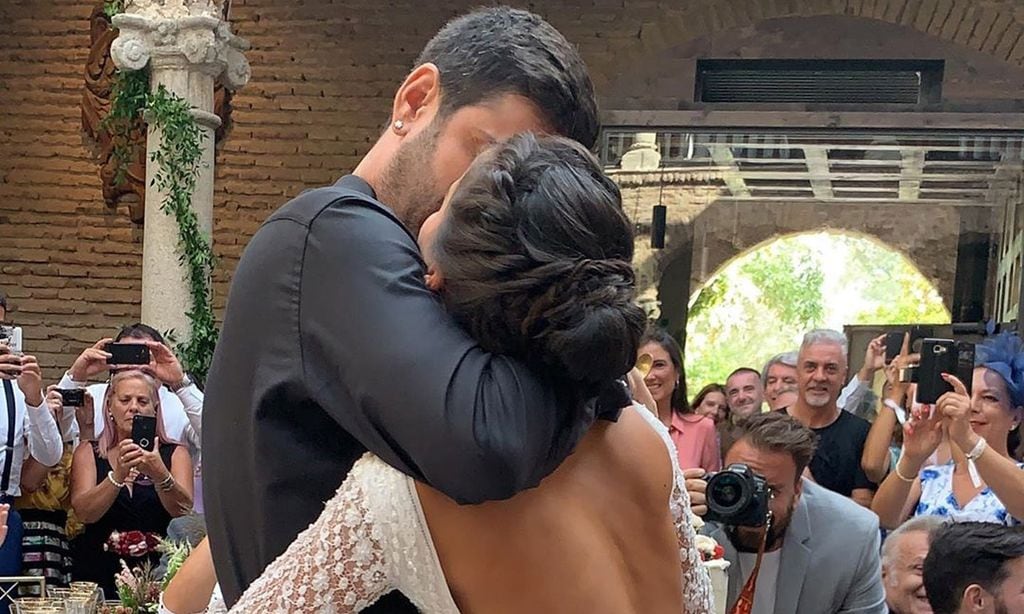 https://www.hola.com/imagenes/actualidad/20200214160681/melendi-boda-imagenes-ineditas/0-783-938/boda-melendi-ig-t.jpg?filter=w600