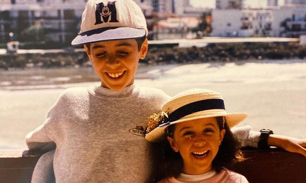 Adivina quiénes son estos dos hermanos del mundo de la televisión