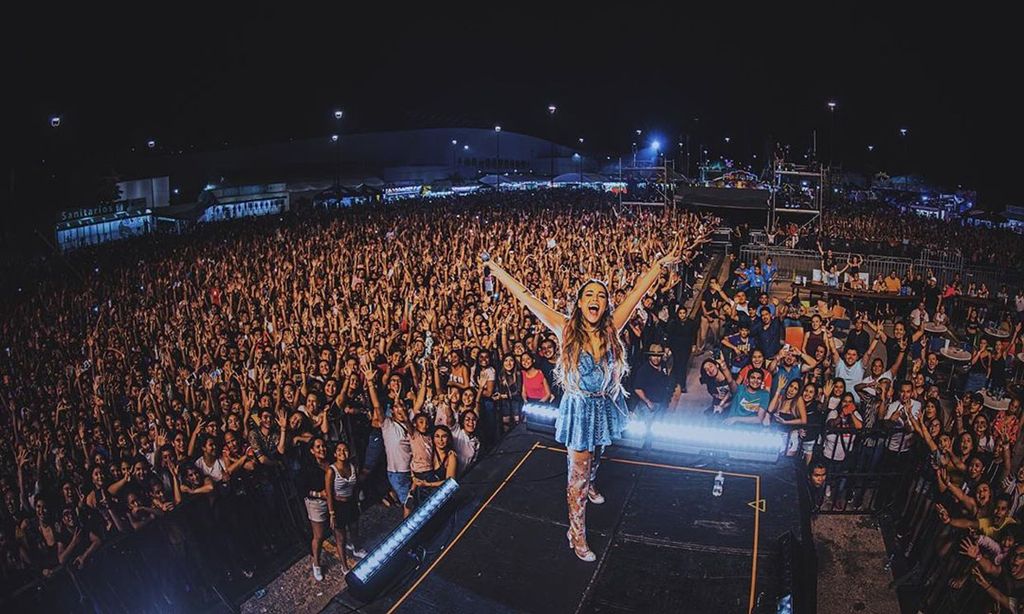 Danna Paola sube al escenario a un niño perdido ¡y le roba todo el protagonismo!