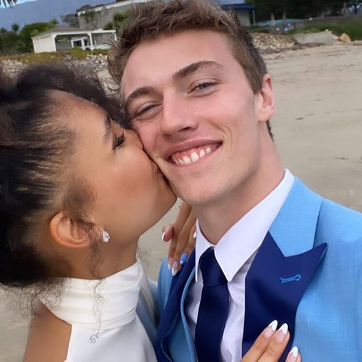 Hamburguesas, donuts y playa, la original boda de Lucky Blue Smith y Nara Pellman