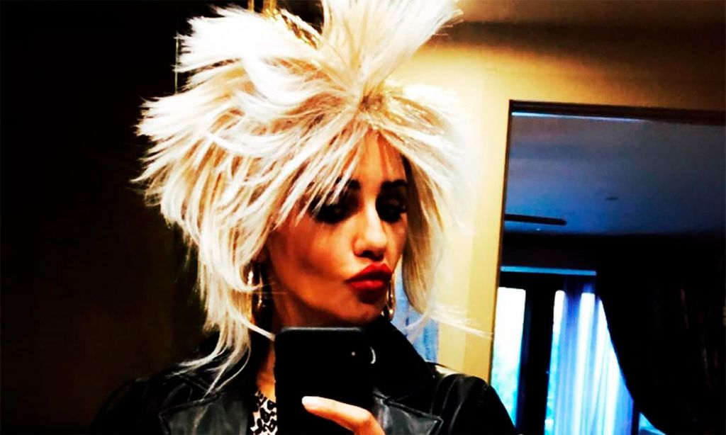 ¿Tina Turner o Cyndi Lauper? Mónica Cruz revive con su disfraz los locos años 80