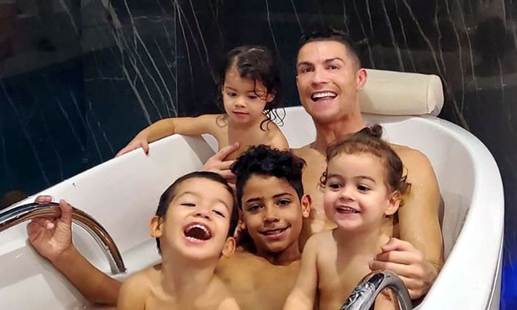 Cristiano Ronaldo Jr Se Estrena En Las Redes En Varios Idiomas Y Con Una Foto Familiar En La Banera