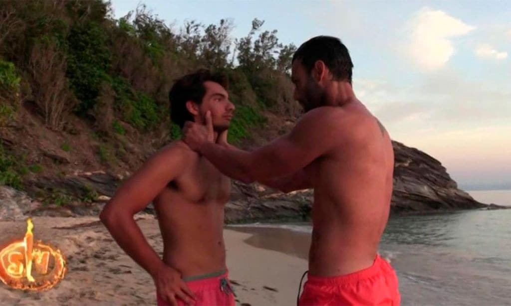 Alejandro Reyes explota y encuentra un 'hermano mayor' dentro de la isla