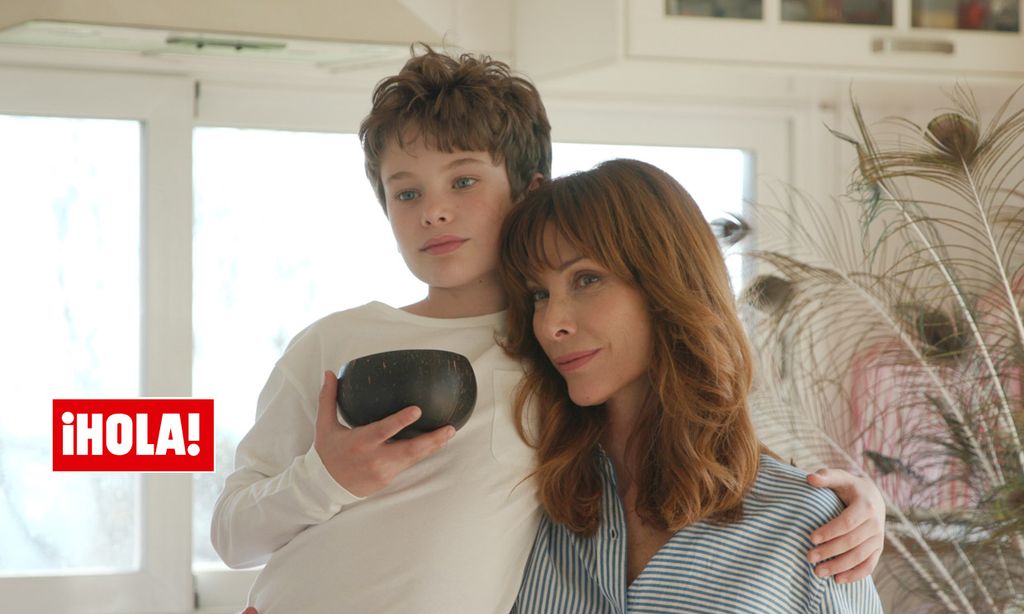 Cristina Piaget posa para ¡HOLA! con su hijo: 'Se le da muy bien la moda'