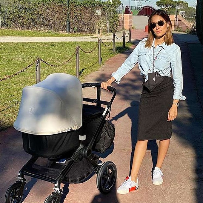 Hiba Abouk comparte su primer paseo al sol con Amín ¡el bebé más deportivo!