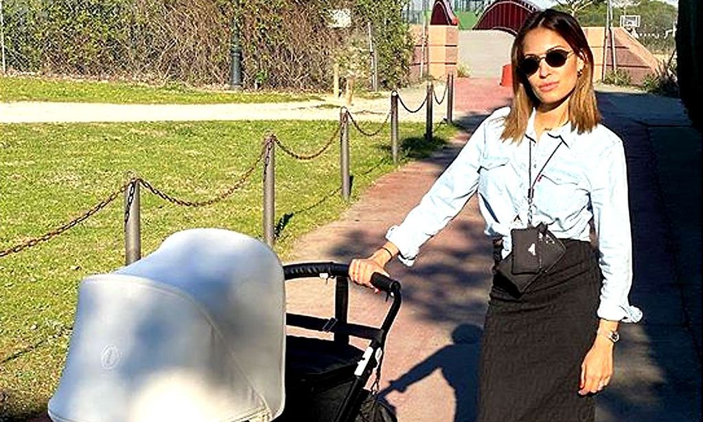 Hiba Abouk comparte su primer paseo al sol con Amín ¡el bebé más deportivo!