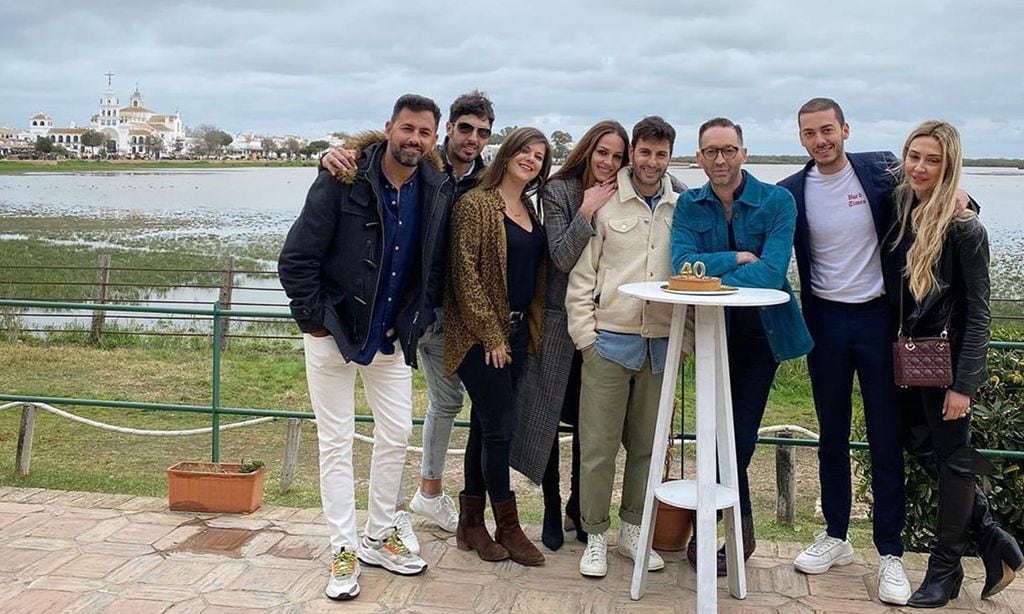 Eva González, en El Rocío con sus amigos mientras Cayetano Rivera vuelve a los ruedos