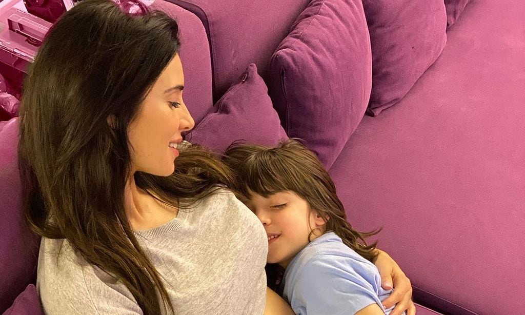 ¡Hora de los mimos! Pilar Rubio presume de 'tripita' entre abrazos de su hijo mayor, Sergio Jr