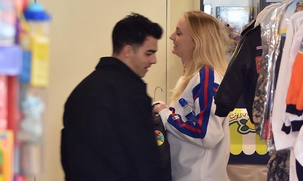 Sophie Turner y Joe Jonas, sorprendidos mirando ropita de bebé