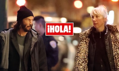 Pijama y abrigo de leopardo: la imagen tan dispar de Keanu Reeves y su novia en plena calle